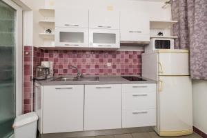 Kuchyňa alebo kuchynka v ubytovaní Apartments Ruzica F