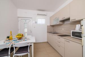 Kuchyňa alebo kuchynka v ubytovaní Apartments Ruzica F
