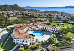 Una vista aérea de una villa con piscina. en Blu Hotel Morisco, en Cannigione