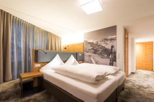 Postel nebo postele na pokoji v ubytování Hotel Piz Buin