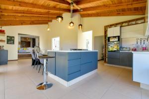 une cuisine avec un îlot bleu dans une pièce dans l'établissement Casa Hacienda La Herradura Zapopan, à Santa Cruz del Astillero