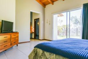 une chambre avec un lit et une télévision sur une commode dans l'établissement Casa Hacienda La Herradura Zapopan, à Santa Cruz del Astillero 38 autres photos