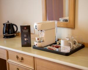 Příslušenství pro přípravu čaje a kávy v ubytování The Mayfair Hotel