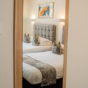 Postel nebo postele na pokoji v ubytování The Mayfair Hotel