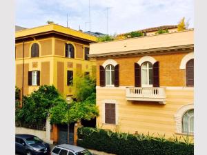 羅馬的住宿－奧爾德巴倫住宿加早餐旅館，两座建筑的前面有汽车停放