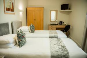 Postel nebo postele na pokoji v ubytování The Mayfair Hotel
