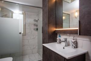 une salle de bain avec lavabo et douche dans l'établissement Thelia Rhodian Traditional house, à Rhodes 64 autres photos