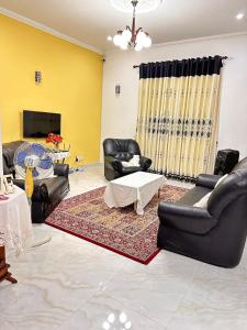 Gallery image of Luxury Ground floor house to rent - TOURIST ONLY in Maha Wewa +34 photos