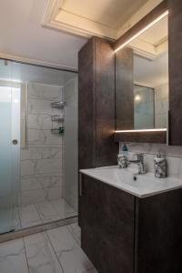 une salle de bain avec lavabo et douche dans l'établissement Thelia Rhodian Traditional house, à Rhodes
