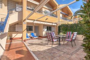 a patio with chairs and a table in a building at Lux de Novamar en Gran Alacant in Puerto Marino