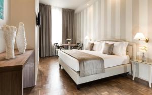 A bed or beds in a room at Hotel Vittoria