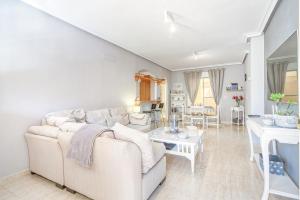 a living room with a couch and a table at Lux de Novamar en Gran Alacant in Puerto Marino