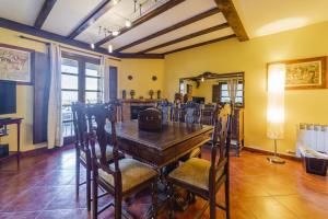 a dining room with a wooden table and chairs at Casa Rural De Cabrera in Urrez