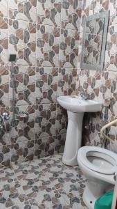 un bagno con un water e un lavandino di Dal Fog Guest House a Srinagar