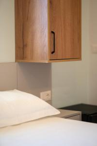 Illyria Hotel客房内的一张或多张床位
