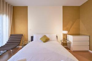 En eller flere senge i et værelse på GuestReady - Aurora Findings (Garage included)