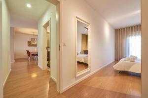 En eller flere senge i et værelse på GuestReady - Aurora Findings (Garage included)