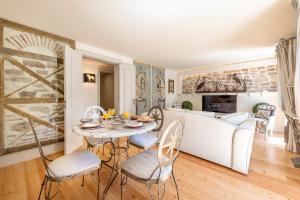 Una cocina y un comedor con mesa y sillas. en GuestReady - Áurea Art apartment, en Lisboa