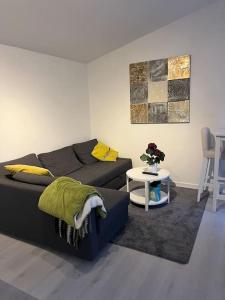 ein Wohnzimmer mit Sofa und Tisch in der Unterkunft Pool House in Tyresö + 33 Fotos