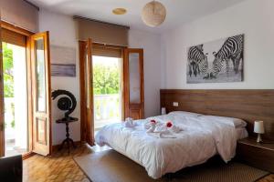 グラナダにあるCasa con Piscinaのベッドルーム1室(白鳥2羽のベッド1台付) +48枚の写真