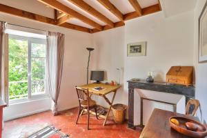 sala de estar con escritorio y chimenea en Rustic Bohemian Duplex in Meudon, en Meudon