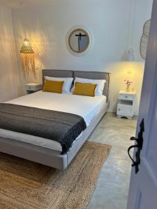 a bedroom with a large bed with yellow pillows at Casa Postigo no Campo in Campinho