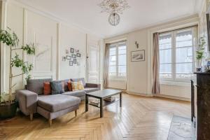 una sala de estar con un sofá y una mesa en GuestReady - Superbe T3 en hyper-centre - belles vues, en Fourvière 5 fotos más