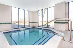Wingate by Wyndham - Dulles International tesisinde veya buraya yakın yüzme havuzu