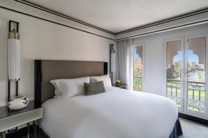 En eller flere senger på et rom på Sofitel Marrakech Palais Impérial & Spa