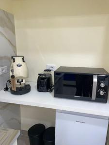 un forno a microonde seduto su un bancone accanto a una telecamera di Basso ai Quartieri experience a Napoli