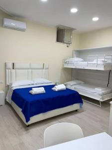 Letto o letti in una camera di Basso ai Quartieri experience