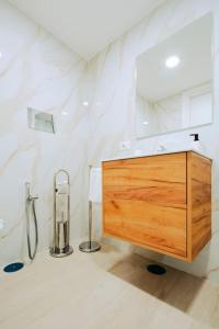 bagno con cassettiera in legno e specchio di Basso ai Quartieri experience a Napoli
