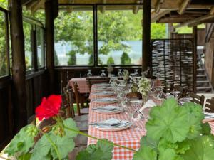 Restaurace v ubytování Konak Tosa + 37 fotografií