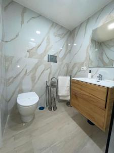 un bagno con un water bianco e un lavandino di Basso ai Quartieri experience a Napoli Altre 29 foto