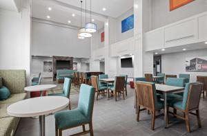 Μια τηλεόραση ή/και κέντρο ψυχαγωγίας στο Hampton Inn & Suites Mount Pleasant