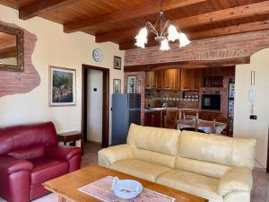 A kitchen or kitchenette at Agriturismo I GRANAI Még 22 kép