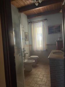 A bathroom at Agriturismo I GRANAI