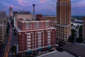 uma vista aérea de uma cidade com edifícios altos em Homewood Suites by Hilton San Antonio Riverwalk/Downtown em San Antonio
