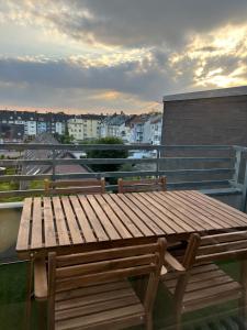 a wooden table sitting on top of a balcony at Thê Rath Residence in Düsseldorf