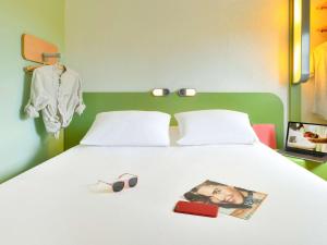 Postel nebo postele na pokoji v ubytování ibis budget Clermont Ferrand Sud