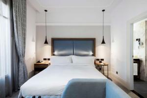 Łóżko lub łóżka w pokoju w obiekcie DoubleTree by Hilton Madrid-Prado