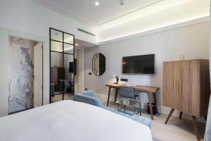 Łóżko lub łóżka w pokoju w obiekcie DoubleTree by Hilton Madrid-Prado