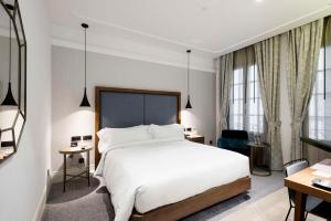 Łóżko lub łóżka w pokoju w obiekcie DoubleTree by Hilton Madrid-Prado