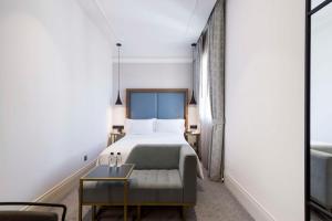 Łóżko lub łóżka w pokoju w obiekcie DoubleTree by Hilton Madrid-Prado