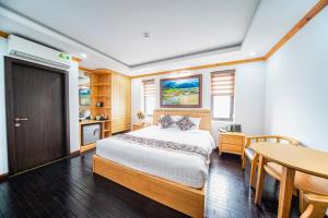 una camera da letto con un letto, un tavolo e una cucina di The Pepper King Resort & Villa Sapa a Sa Pa