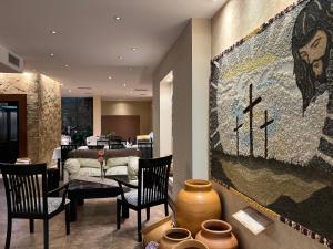 ein Wohnzimmer mit einem großen Gemälde an der Wand in der Unterkunft Gregorio I Hotel Boutique in San Salvador de Jujuy