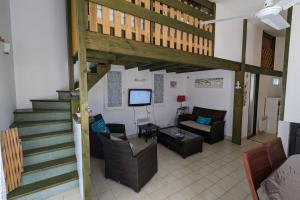 Posedenie v ubytovaní Spacious nest with terrace near the beach