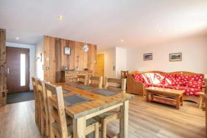 a living room with a table and a couch at Maison conviviale à Valloire + Jardin in Valloire