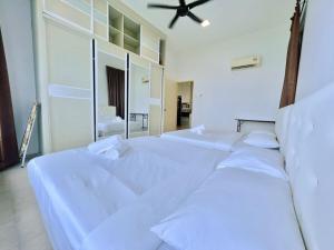 เตียงในห้องที่ Atlantis Residences Melaka