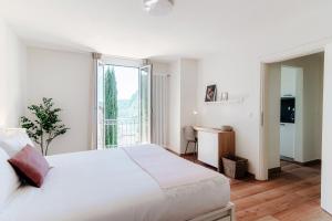 Ein Bett oder Betten in einem Zimmer der Unterkunft Dream Lake Apartments by Quokka 360 - Lake View